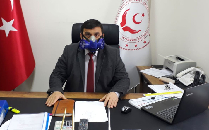 Ordu'da daire müdürü virüse karşı oksijen maskesi ile görevi başında