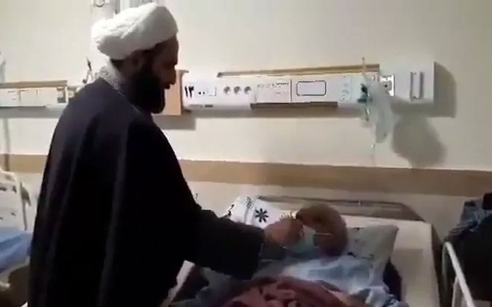 İranlı din adamının esans koklattığı koronavirüslü hastalar 3 gün sonra öldü