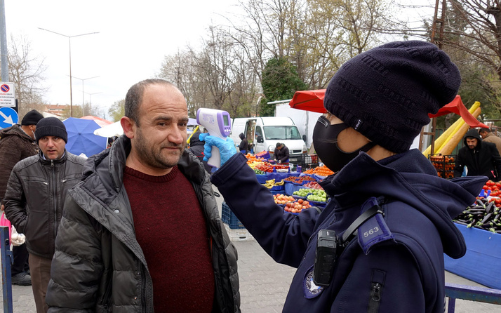 Kırklareli'de vatandaşlar pazara ateşleri ölçülerek alınmaya başlandı