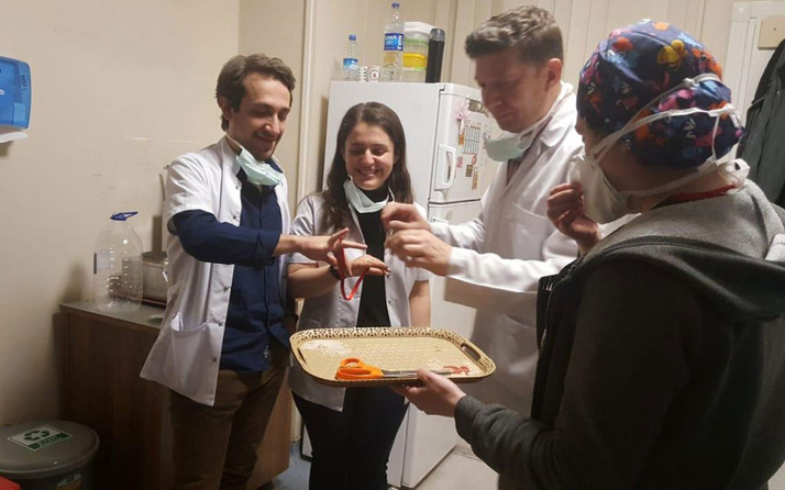 Sivas'ta korona mesaisi yapan çift hastanede nişanlandı