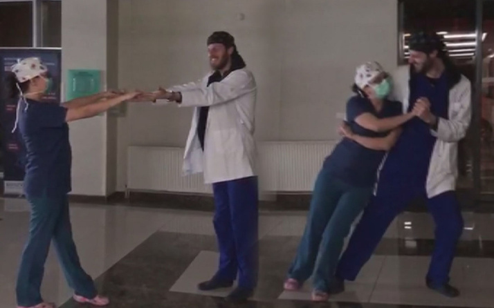 İstanbul'da sağlık çalışanı çift düğün danslarını hastanede yaptı