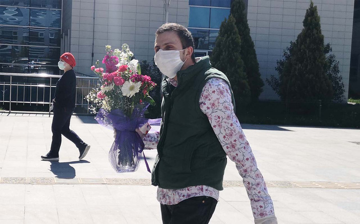 Bursa'da koronavirüsü yenip notuyla duygulandırdığı sağlıkçıları ziyaret etti