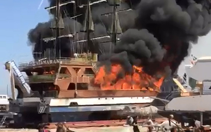 Antalya Manavgat'ta gezi teknesi alev alev yandı