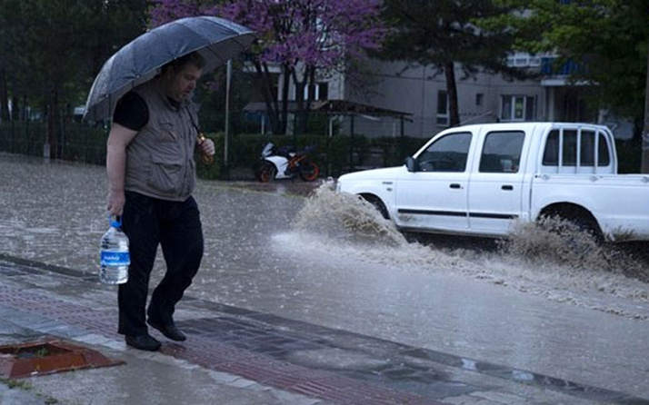 Edirne'de sağanak yağış yolları çökertti
