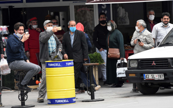 Konya'da şüpheli çanta sosyal mesafeyi unutturdu vatandaş telefona sarıldı