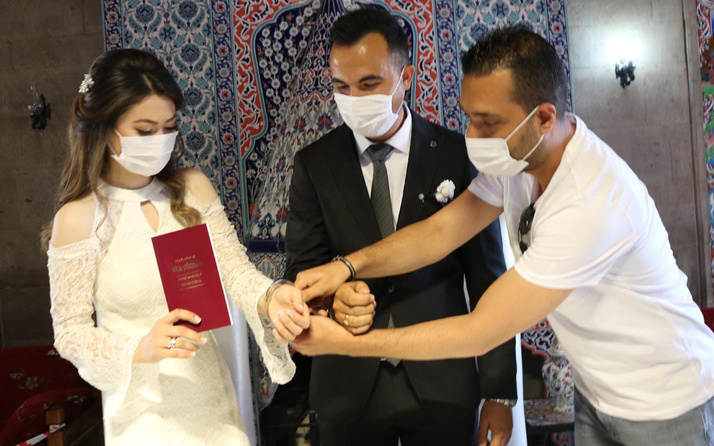 Nevşehir'de çifte nikah sırasında kelepçe takıldı