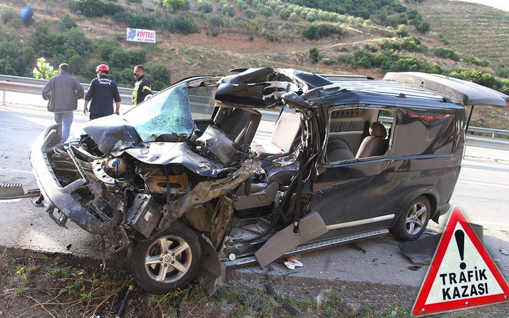 Manisa'da yok böyle kaza! Otomobil kamyonete çarptı