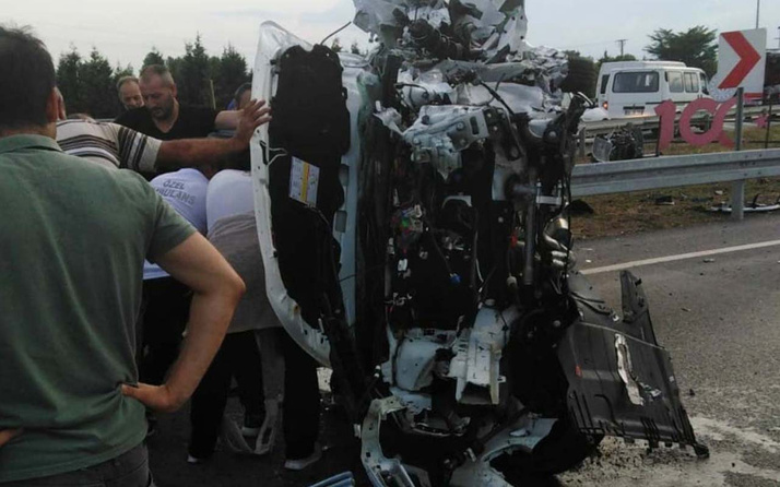 Samsun'da saniyelere karşı mücadele araç bariyere çarpıp hurdaya döndü