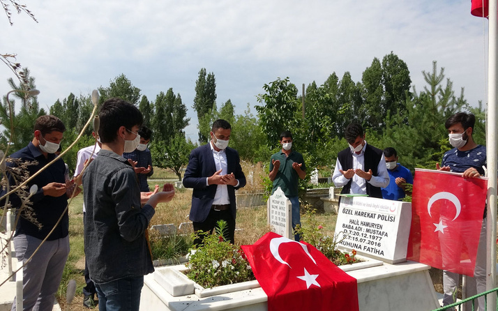 15 Temmuz'da cuntacıların bombaladığı Özel harekat binasında şehit olan polis mezarında anıldı