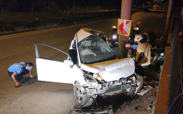 Bursa İnegöl'de otomobil beton direğe çarptı: 3 ölü, 1 ağır yaralı