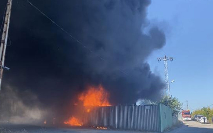 Maltepe'de araç parçalarının olduğu depoda yangın