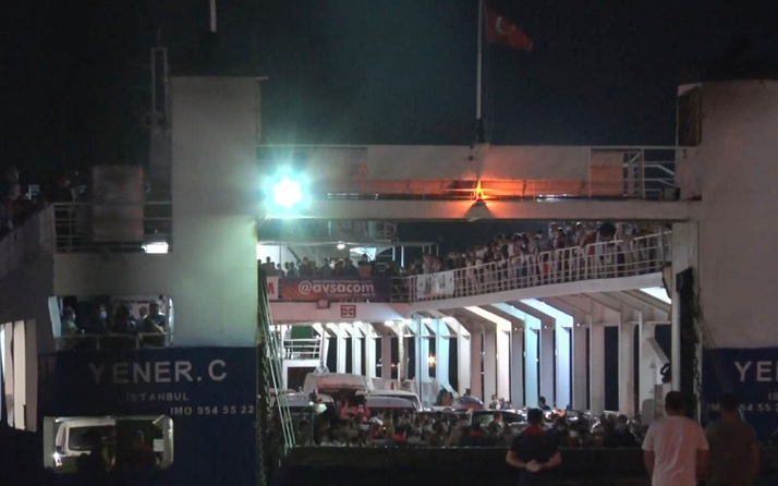 Marmara Denizi'nde arabalı yolcu feribotu arızalandı, yüzlerce yolcu mahsur kaldı