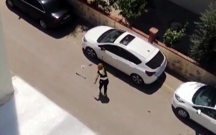 Antalya'da eline geçirdiği demir çubukla otomobile saldırdı