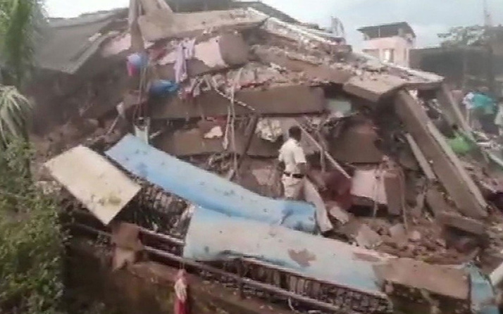 Hindistan'da bina çöktü: Çok sayıda kişi enkaz altında kaldı