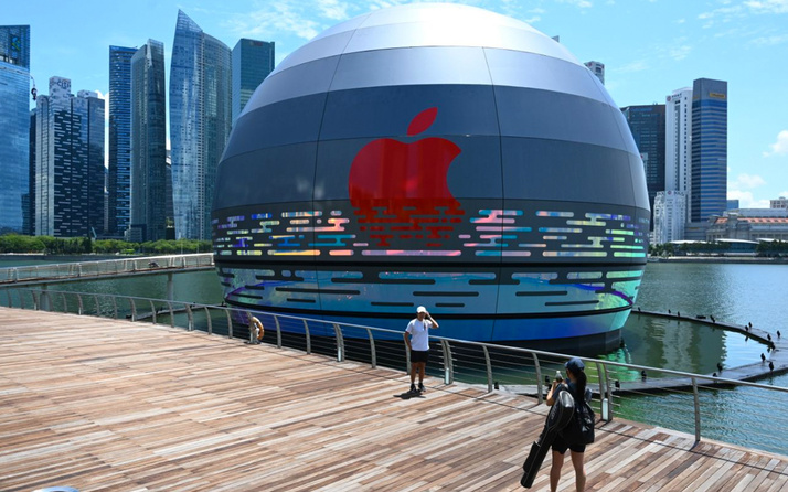 Apple Singapur'da tamamen su üzerinde duran mağaza açtı