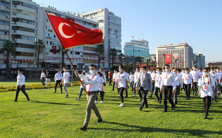 Ülkü Ocakları, İzmir’de 'İstiklal için Kararlılık Yürüyüşünü' gerçekleştirdi