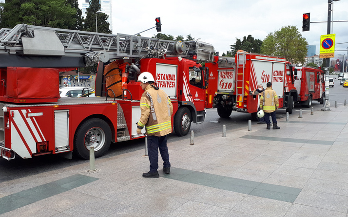 İstanbul'da AVM'de yangın paniği! Çok sayıda itfaiye sevk edildi