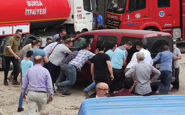 Bursa'da itfaiye aracını engelleyen araçlar vatandaşlarca çekildi