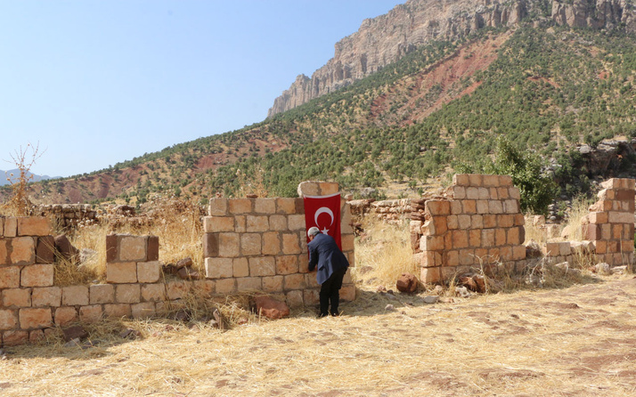 PKK'nın 6'sı çocuk 2'si hamile 12 yakınını katlettiği eve 33 yıldır Türk bayrağı asıyor