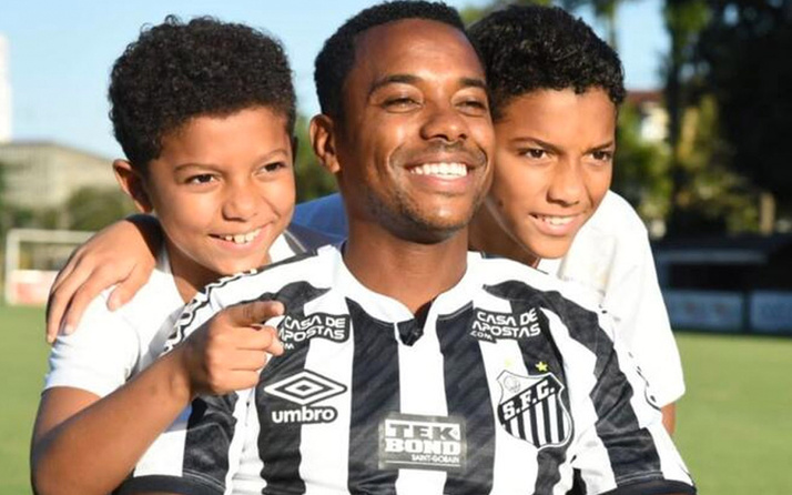 Başakşehir ayrılan Robinho Santos'a sembolik bir ücretle transfer oldu