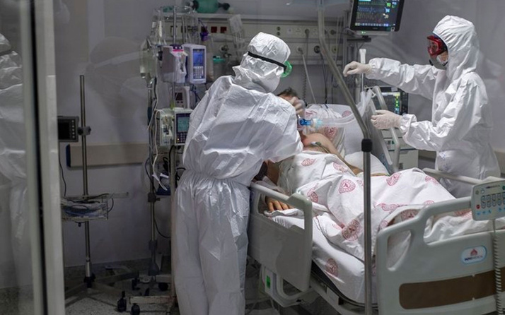 Ülkede durum vahim! Fransa’da her 30 saniyede 1 kişi Kovid-19 nedeniyle hastaneye yatıyor