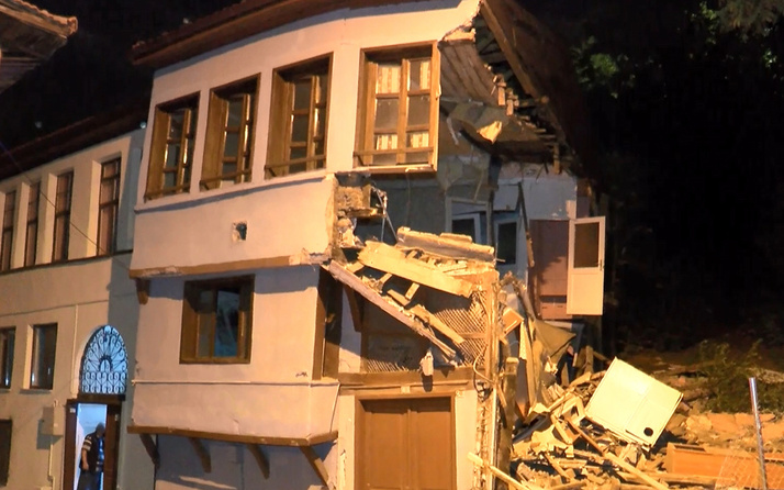 Bursa'da 100 yıllık tarihi bina büyük bir gürültüyle çöktü