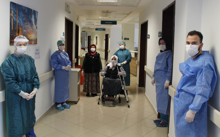 Sakarya'da 110 yaşında koronavirüsü yendi, alkışlarla taburcu oldu