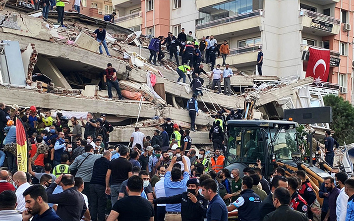 İzmir Valisi'nden kritik açıklama: 70'e yakın kişi canlı olarak kurtarıldı