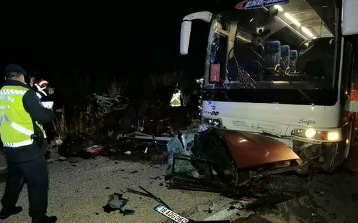 Bursa'da feci kaza!İkiye bölünen otomobilden yola fırlayan 2 kişi öldü