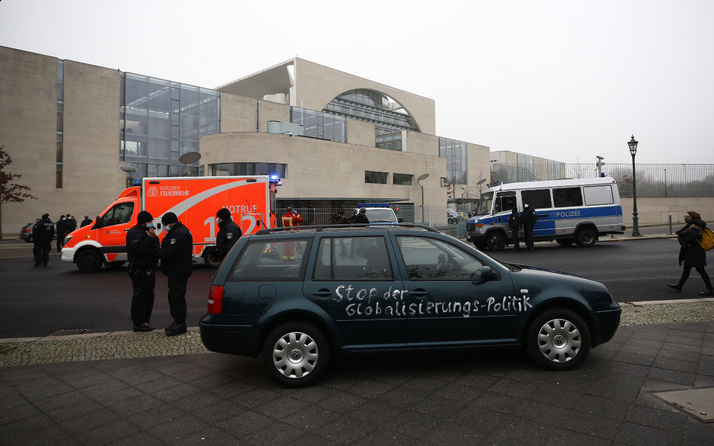 Almanya'da büyük panik! Başbakanlık binasına saldırı girişimi