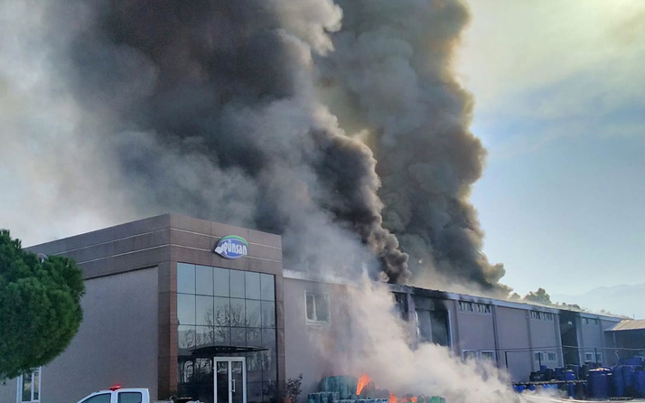 Balıkesir'de turşu fabrikasında yangın çıktı!Ekipler alevlere müdahale ediyor