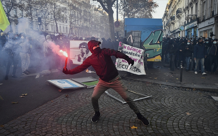 Ülkeyi karıştıran protestolar Fransa'ya geri adım attırdı