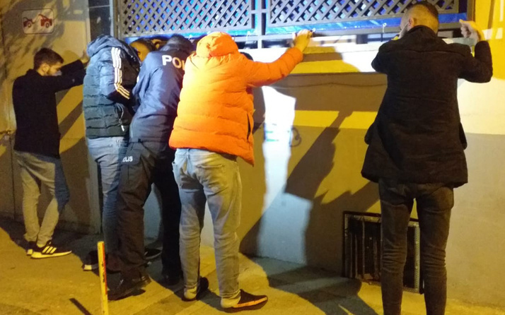 Bursa'da kısıtlamada polisten kaçan şahıslar uyuşturucu maddeyle yakalandı