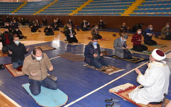 Camilerdeki yoğunluğun önüne geçmek için yeni adım! Erzurum'da spor salonları ibadete açıldı