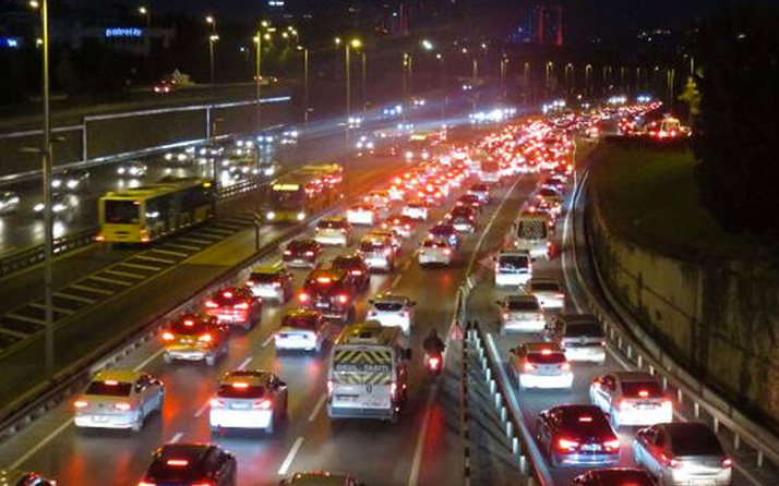 Yasak kalktı! 15 Temmuz Şehitler Köprüsü'nde trafik felç oldu