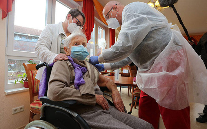 Almanya için tarihi görüntü: BioNTech aşısı ilk olarak 101 yaşındaki kadına yapıldı