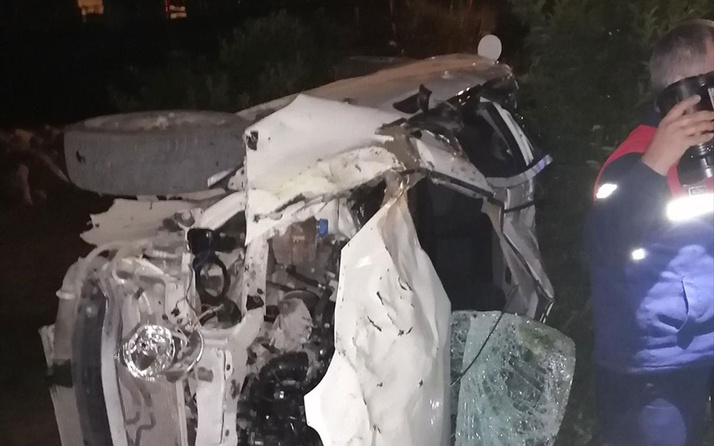 Adana'da otomobil bahçeye devrildi: 2 ölü