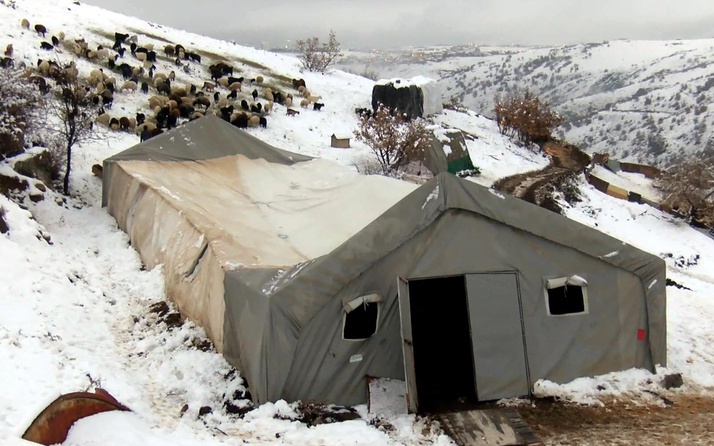 Ankara'da kar yağdı çadır çöktü! Durumu fark edince dışarıya çıkararak kurtardı