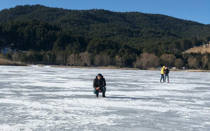 Kütahya Simav'da soğuk hava gölü dondurdu