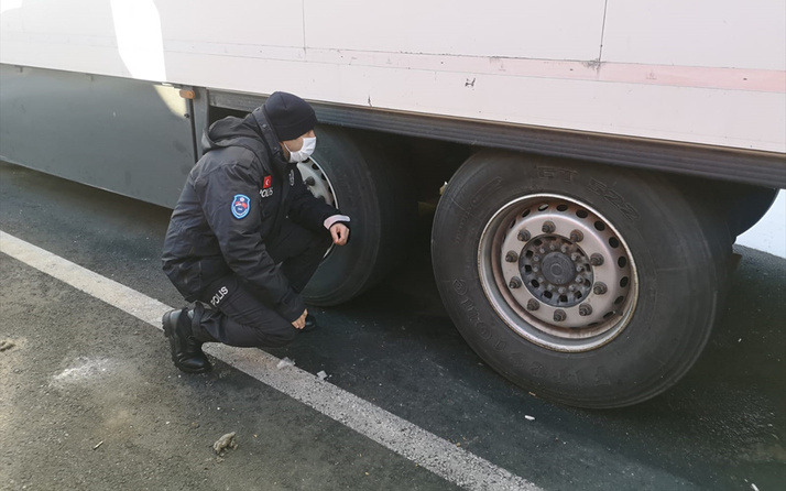 Sırbistan'da görev yapan Türk polisi düzensiz göçmenleri donmaktan kurtardı