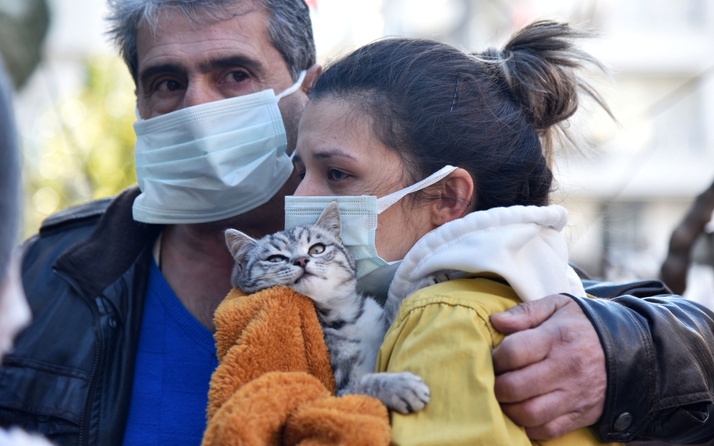 Antalya'da angında mahsur kalan kedisine kavuşan kadın gözyaşı döktü