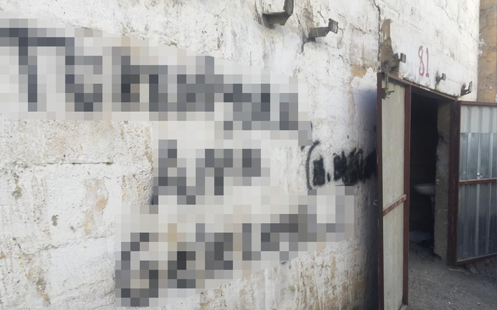 Adana'da polisten kaçarken duvara yazdıkları yazı pes dedirtti