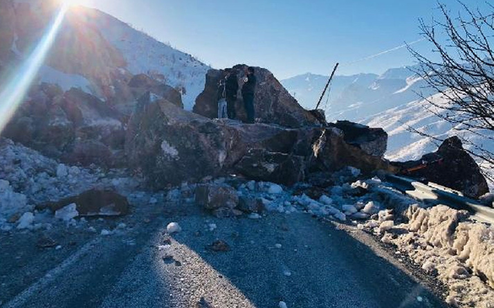 Şemdinli-Yüksekova kara yolu kayaların düşmesiyle ulaşıma kapandı