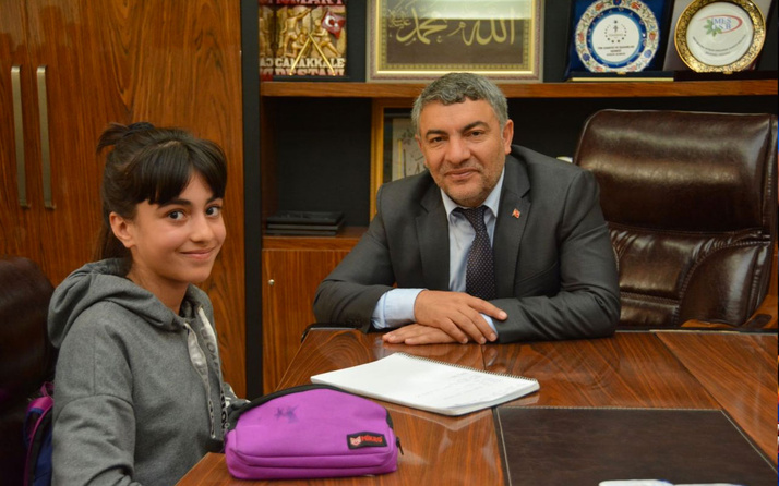Dilovası Belediye Başkanı Hamza Şayir, öğrencilere tablet dağıtıyor