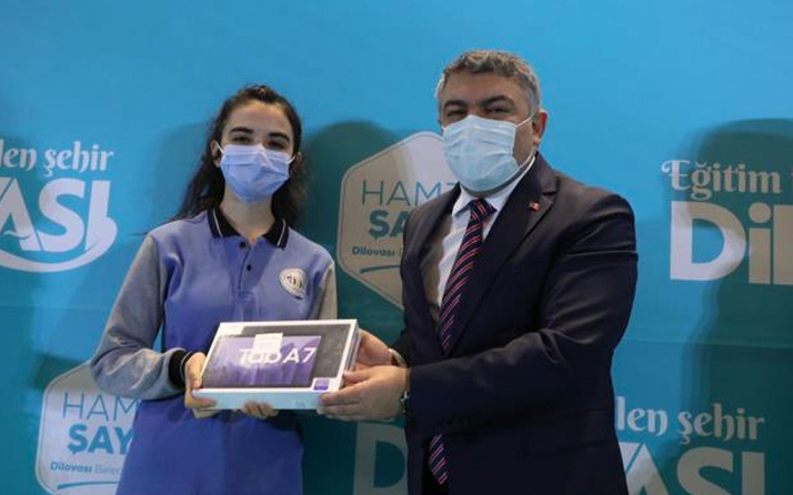 Dilovası Belediye Başkanı Hamza Şair ilçedeki 10 bin öğrenciye tablet dağıttı