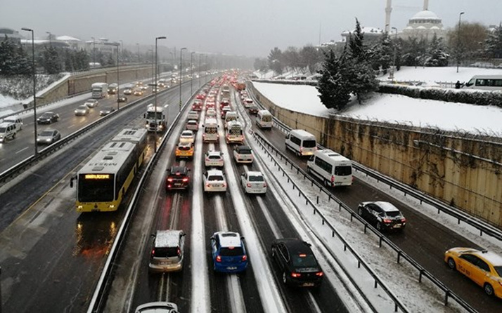 İstanbul'da trafik yoğunluğu yüzde 70'i geçti! Araçlar yollarda kaldı