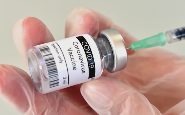 ABD'de iki kadın koronavirüs aşısı olmak için yaşlı kılığına girdi
