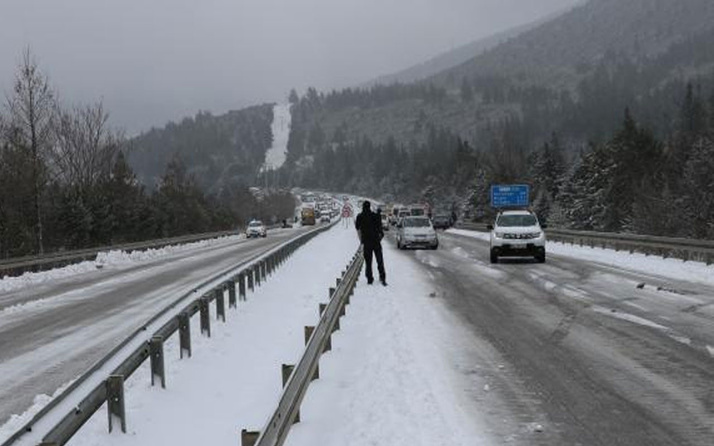 Antalya-Denizli kara yolu yoğun kar yağışı nedeniyle ulaşıma kapandı