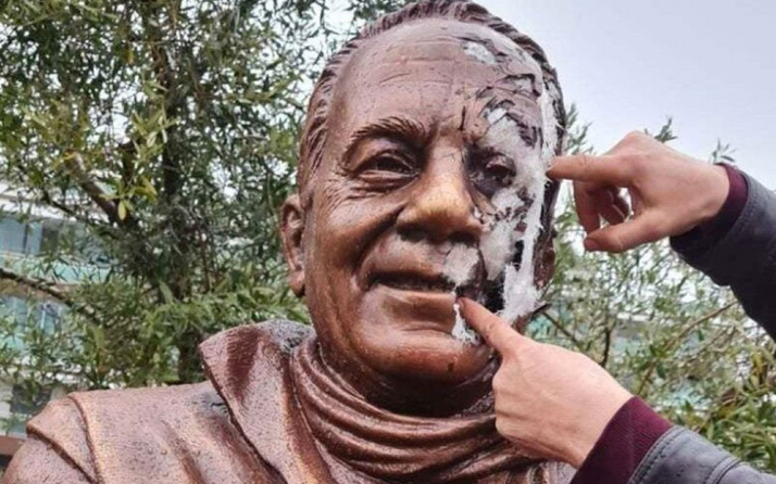 İzmir Buca'da yazar Bekir Coşkun’un heykeline saldırı