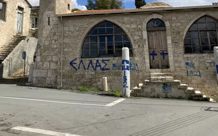 Güney Kıbrıs'ta yeni provokasyon: Cami duvarına Yunanistan bayrağı ve haç çizildi